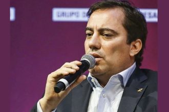 Pedro Duarte Guimarães relembra o anúncio oficial do Auxílio Emergencial e sua importância na resposta imediata à crise.