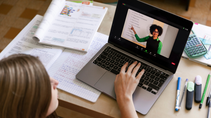 Descubra com Teciomar Ábila como integrar aulas presenciais e digitais para uma aprendizagem significativa