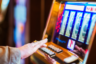 Servidores da Educação em Goiás são afastados por suspeita de desviar recursos públicos para apostas on-line