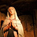 A devoção mariana e seu papel na vida dos santos segundo Jose Eduardo De Oliveira e Silva.