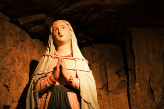 A devoção mariana e seu papel na vida dos santos segundo Jose Eduardo De Oliveira e Silva.