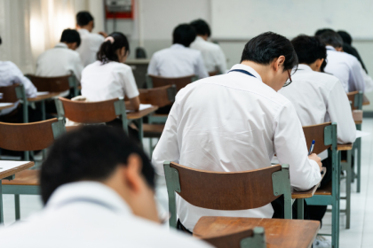 A ansiedade pré-vestibular pode ser enfrentada com diálogo, planejamento e o apoio conjunto da escola e da família, como destaca Sérgio Bento De Araújo ao abordar estratégias práticas para esse período decisivo.