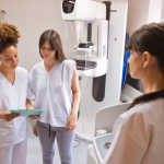 Mesmo sem sintomas aparentes, Vinicius Tadeu Sattin Rodrigues explica por que a mamografia é um exame indispensável para a prevenção e o diagnóstico precoce.