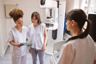 Mesmo sem sintomas aparentes, Vinicius Tadeu Sattin Rodrigues explica por que a mamografia é um exame indispensável para a prevenção e o diagnóstico precoce.