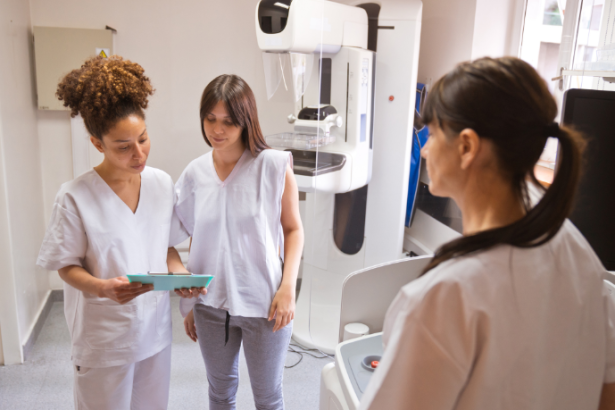 Mesmo sem sintomas aparentes, Vinicius Tadeu Sattin Rodrigues explica por que a mamografia é um exame indispensável para a prevenção e o diagnóstico precoce.