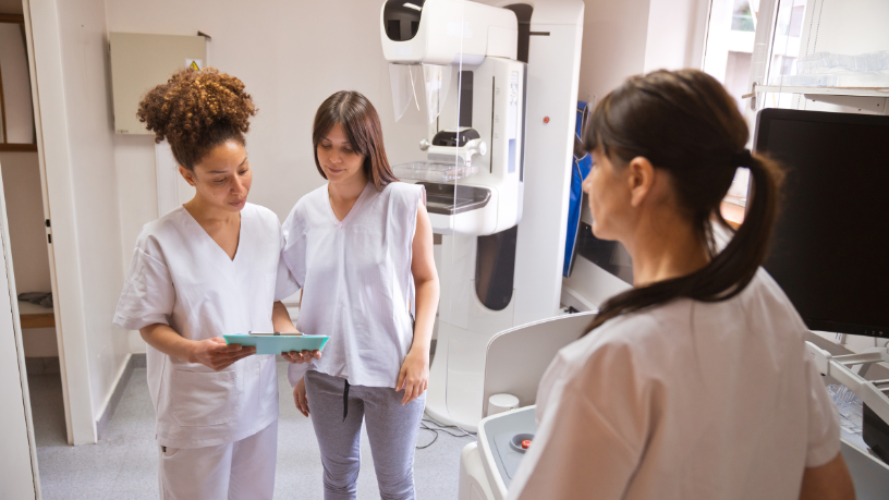 Mesmo sem sintomas aparentes, Vinicius Tadeu Sattin Rodrigues explica por que a mamografia é um exame indispensável para a prevenção e o diagnóstico precoce.