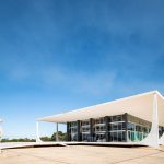 Edifício modernista do Supremo Tribunal Federal em Brasília sob céu azul