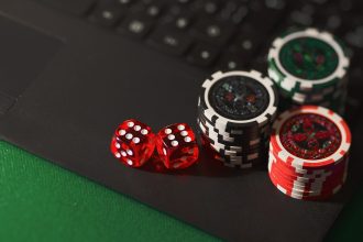 Dados e fichas sobre uma superfície de jogo, representando apostas online e jogos de azar.