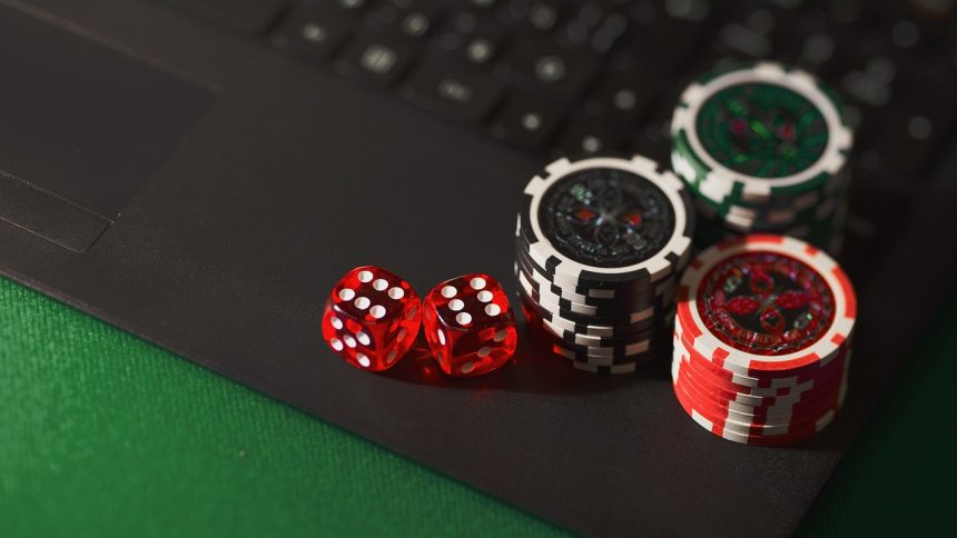 Dados e fichas sobre uma superfície de jogo, representando apostas online e jogos de azar.